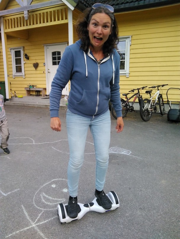 Inge on Emils hoverboard