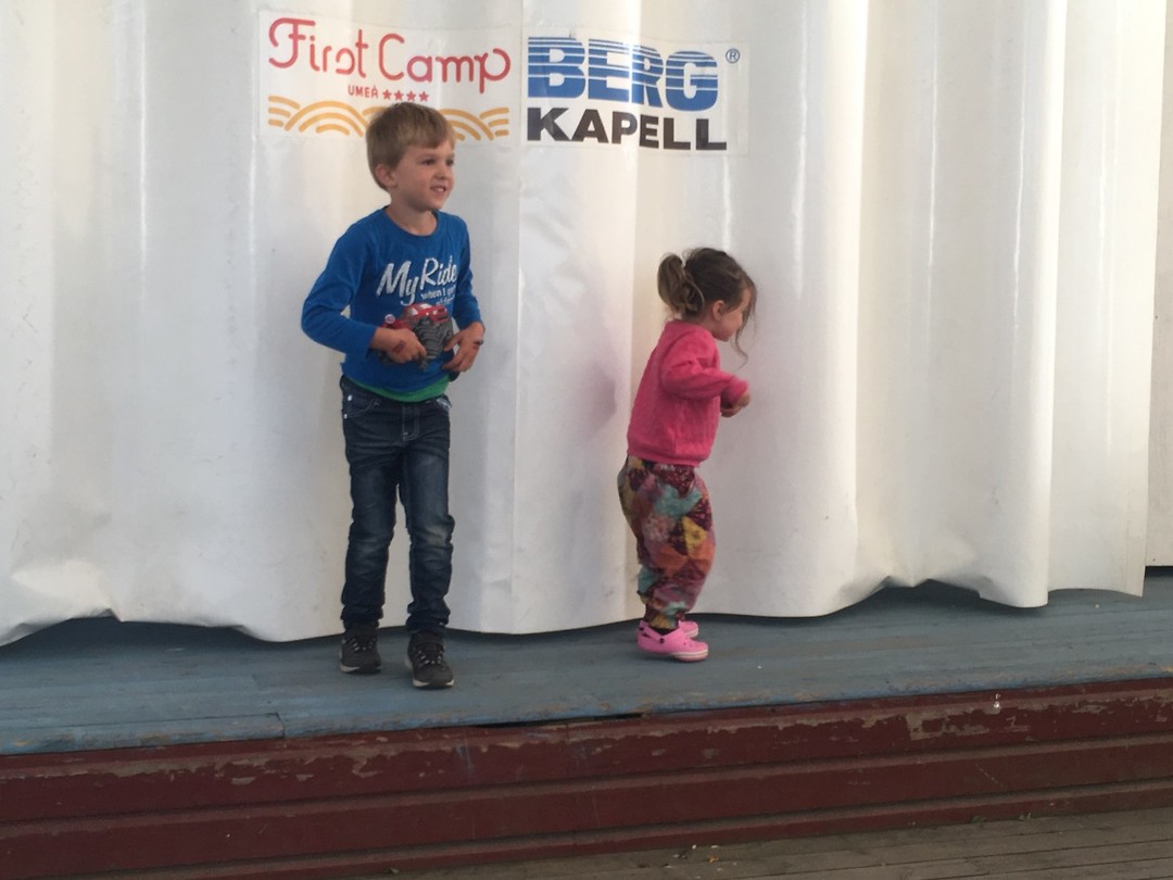 Ilan and Gwyn's first stage performance (bonte avond)