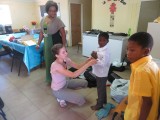Uitdelen van de school uniformen in Gobabis