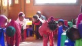 Kinderliedjes in de klas bij de Light for the children school