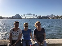 Aan het water en achter ons Sydney Opera House en Harbour Bridge