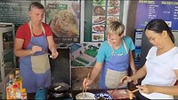 Tina en Inge aan het bakken