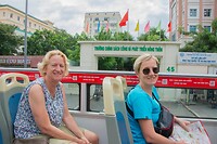 Mieke en Tina op de bus