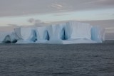 Grote ijsberg met penguins in open zee