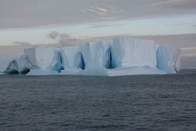Grote ijsberg met penguins in open zee | Foto | Globetrotters op