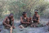 op stap met de San bushmen in de Kalahari