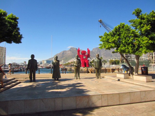 4 nobelprijswinnaars, op de achtergrond "red man"