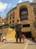 Links op de foto Nelson Mandela