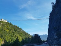 De hoge brug over de weg.