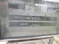 Dag 11 kijk wat een oude lpg pomp en die liters