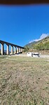 Heerlijk plekje zo onder het viaduct met de treinen