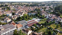 Luchtfoto Arc et Senans bij de camperplaats