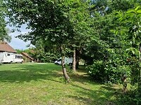 Zo staan we achter een oude boerderij op de camping