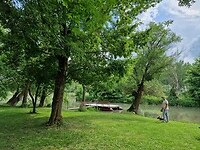 Mooie maar zeer smerige camping Kompasz