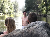 Jytte en Rens zittend op een rots en kijkend naar Dylan