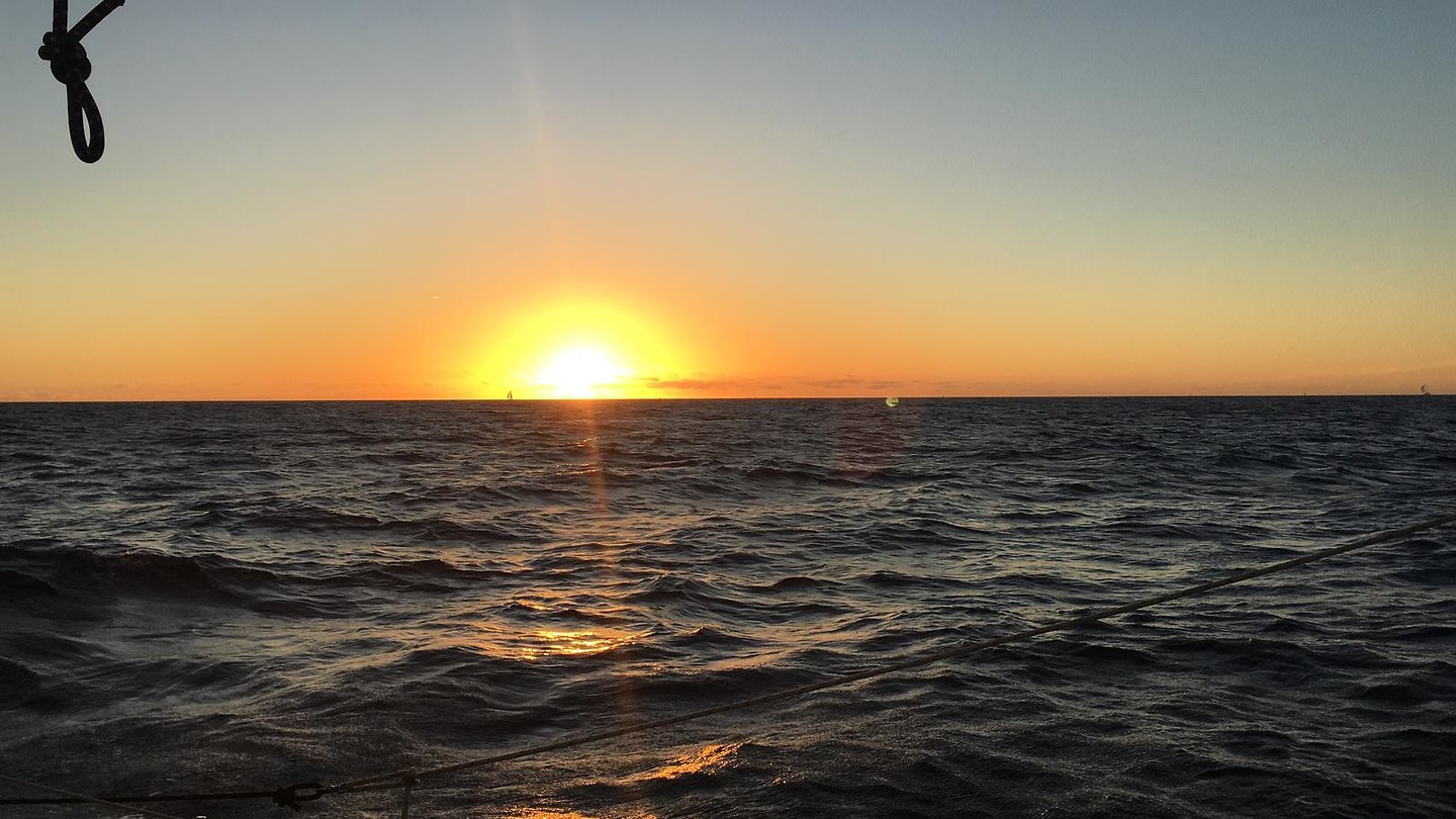 eerste zonsondergang op de oceaanreis