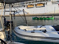 Roeiers naast cruiseschip
