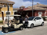 Huurauto en golfbuggy
