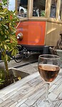Tram komt vlak langs terras