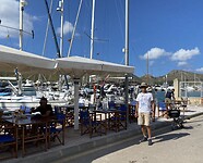 Lunchen op terras naast de boot