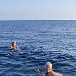 Lekker zwemmen bij de boot