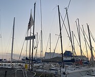 Uitzicht vanaf de boot over haven Catania