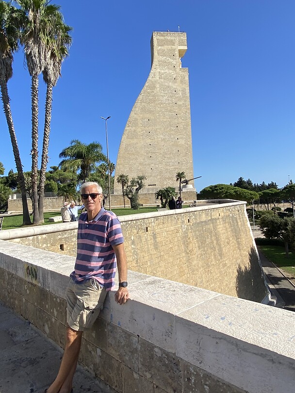 Pieter bij het monument voor de Italiaanse matroos