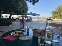 Borrelen op plein in Pylos