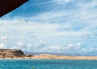Kitesurfer in de baai