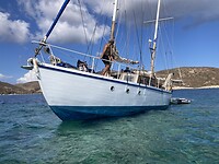 Boot op de rotsen