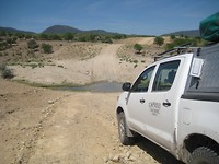 Weg langs de grens en de rivier