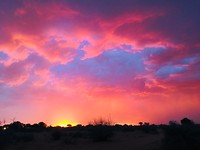 Dreigende lucht bij zonsondergang Stampriet