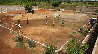 Voetbalwedstrijd op het land ⚽️ 🥅