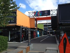 Tijdelijk winkelcentrum in containers