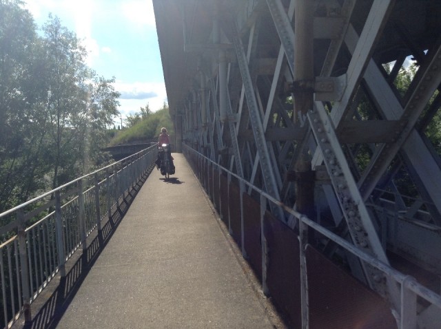 dat ben ik in de verte op de fietsbrug