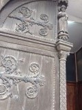 houtsnijwerk in deur  st. Jaques