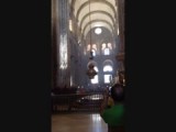 Het wierookvat slingert door de kerk