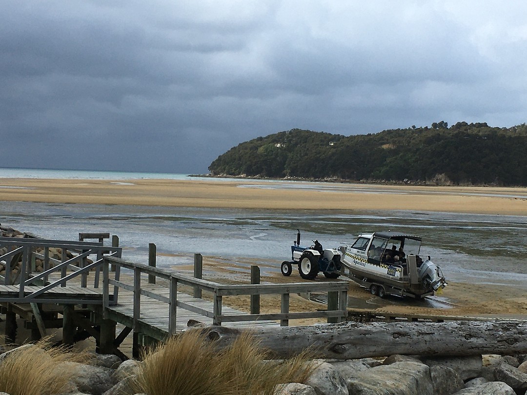 Watertaxi bij laag tij