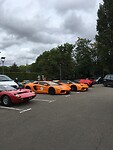 Autotreffen parkeerterrein hotel.