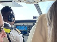 Piloot in cockpit