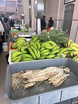 Gedroogde vis en bananen