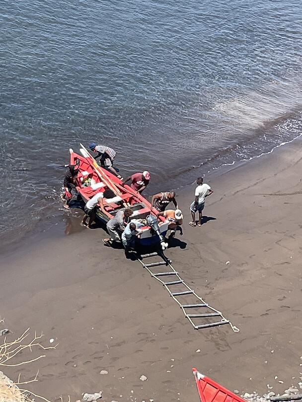 Boot naar strand slepen