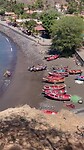Vissersbootje wordt het strand opgesleept