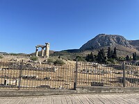 Tempel van Apollo vanaf plein.