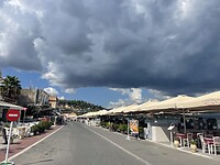 Dreigende wolken boven Koróni.