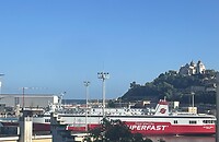 Ferry en kathedraal Ancona vanuit hotelraam.