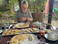 Sri Lankan ontbijt in Backwaters hotel.