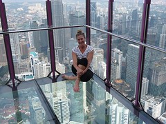 An in de glazen kooi boven op de KLtower