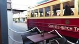 Tram vlak langs bar/restaurant Casa Publica