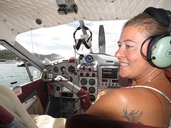 An in de cockpit van een watervliegtuigje